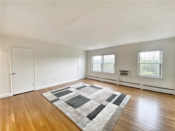 196 Park St #8, New Canaan, CT 06840