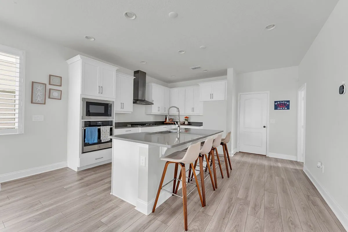 3 bed, 3.0 bath, 2322 sqft, $3,200 — Photo 4
