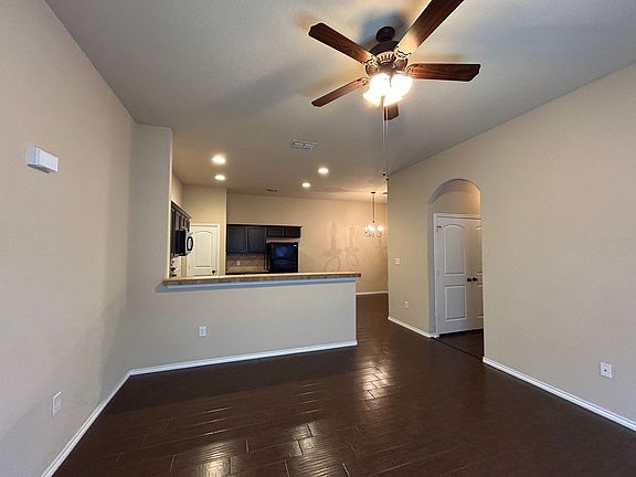 4th image of 697 Creekside Cir