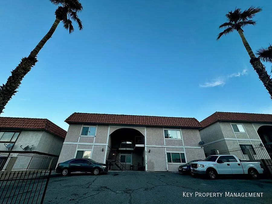 3 Bedroom 2 Bath, Upstairs Unit, No Capret, Stainless Steel Appliances, Near Nellis Afb! — Photo 1