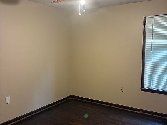 5th image of 2747 Whitney Ave
