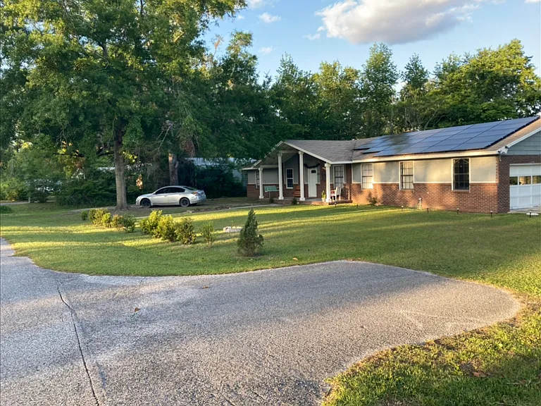 205 SE Jonathan Way — Photo 2