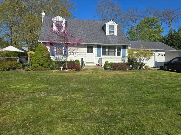 25 Newins Street, Center Moriches, NY 11934