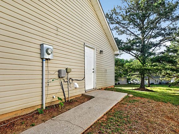 4th image of 526 Lavendula St