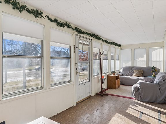 4th image of 407 2nd St SE