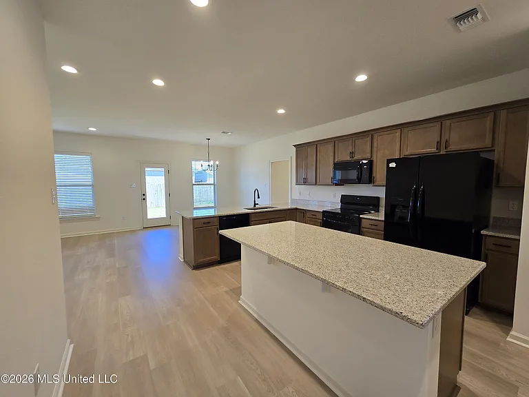 15395 Percy St — Photo 8
