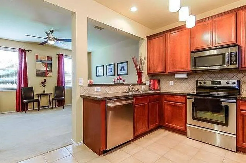 3 bed, 2.5 bath, 1537 sqft, $1,995 — Photo 4