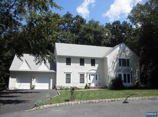 13 Mountain Lakes Rd, Oakland, NJ 07436