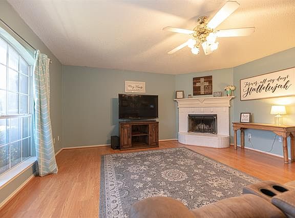 4th image of 947 Morgan Dr