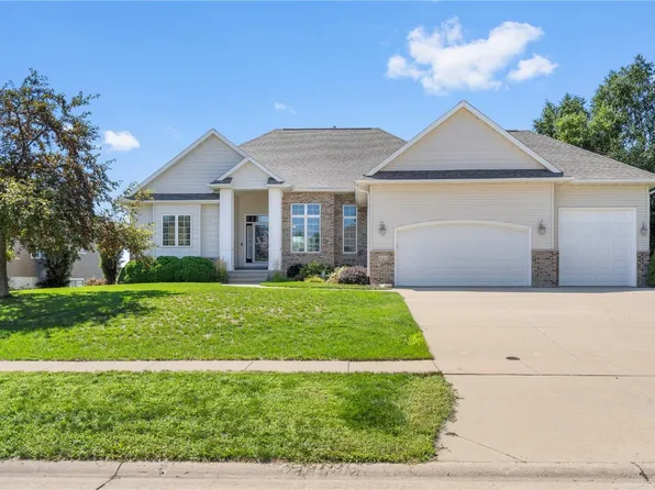 425 Phaeton Dr, Robins, IA 52328