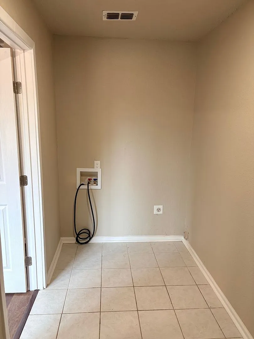 $999.00 First Month Rent Remodeled 4 Bed 2 Bath by West End Center — Photo 4