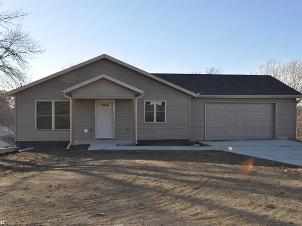 310 S 4th Ave, Dedham, IA 51440