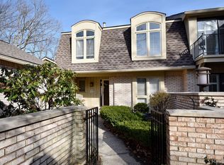 1117 Ivyglen Cir, Bloomfield Hills, MI 48304