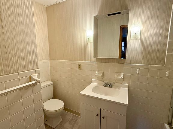 2nd image of 1 Court House Ln Suite 3