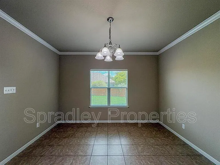 406 Banbury — Photo 4