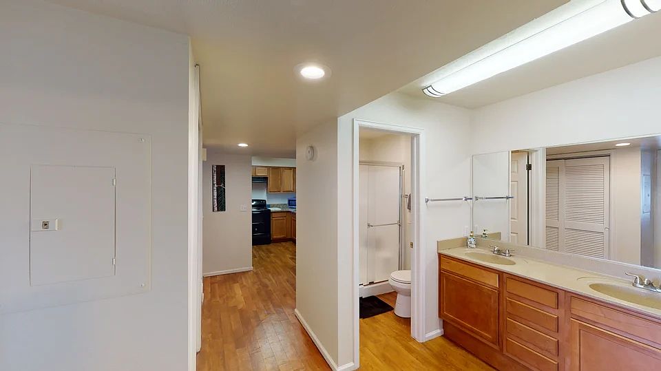 Hallway looking away from bedrooms