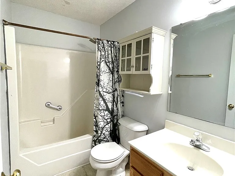 82 Essex Ct W — Photo 14