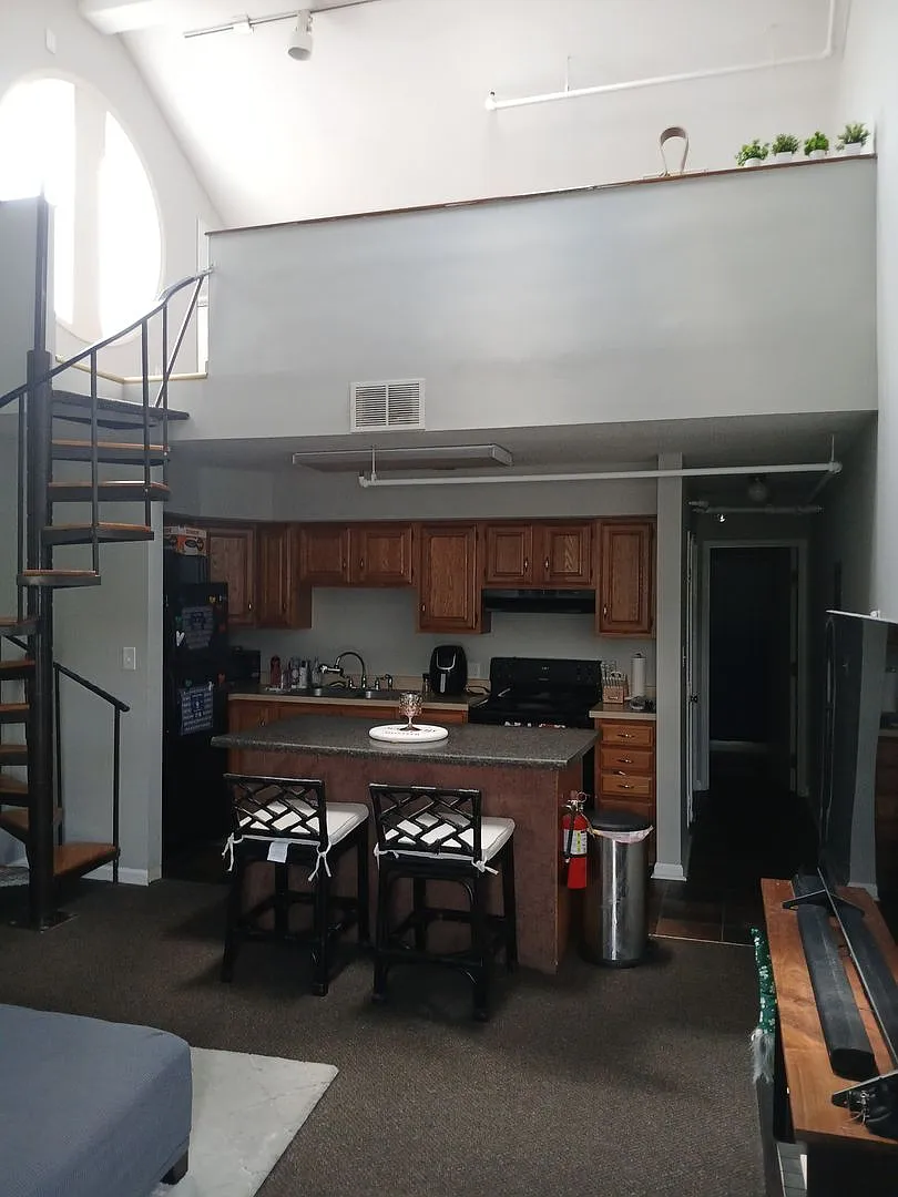 1712 W University Ave — Photo 2