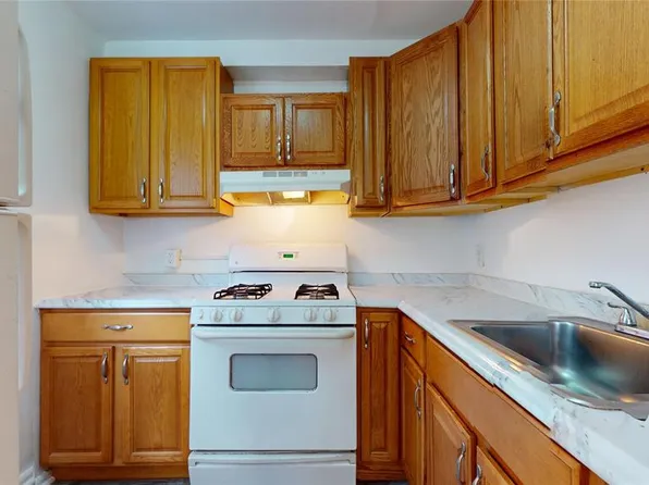 124-01 Hillside Avenue image 8 of 20