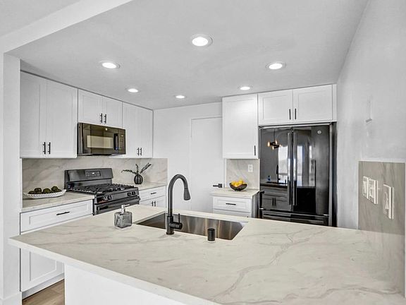 3rd image of 6821 Fashion Hills Blvd