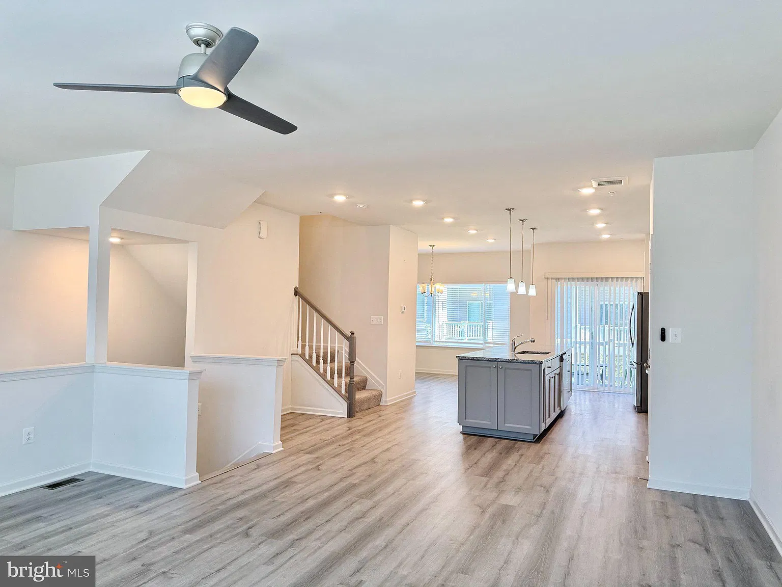 3 bed, 3.5 bath, 2260 sqft, $3,100 — Photo 3