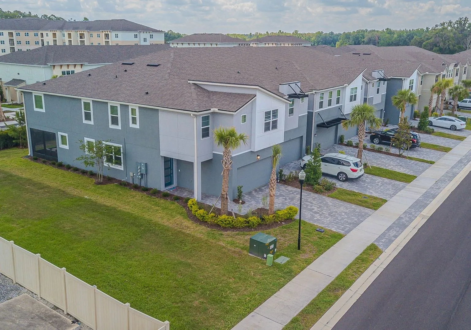 Location, lifestyle & Luxury - All in one! — Photo 3