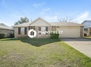 906 Woodcrest Dr, Lancaster, TX 75134