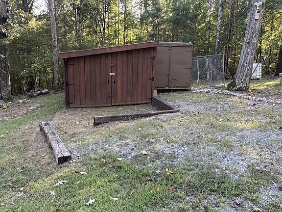 4th image of 892 Charlies Creek Rd