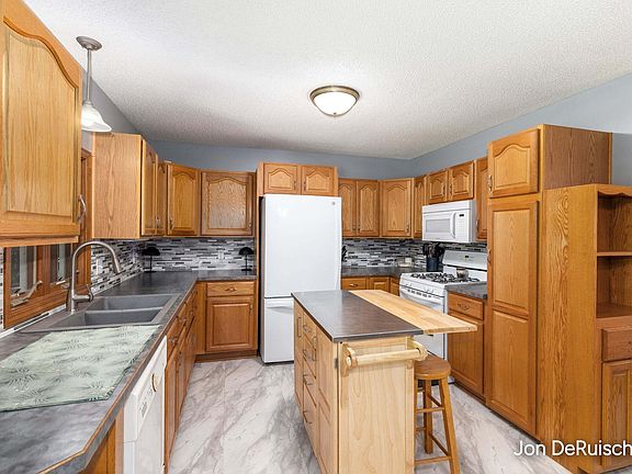 5th image of 572 Stevenscott Dr