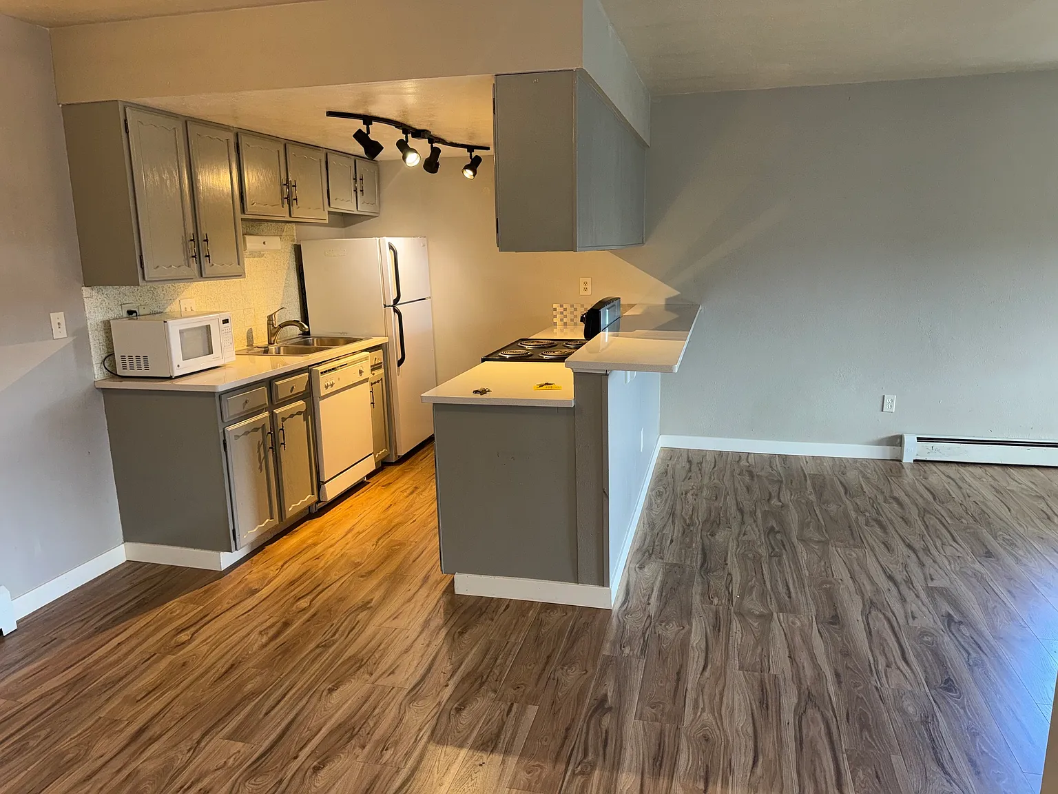 645 Manhattan Place — Photo 2