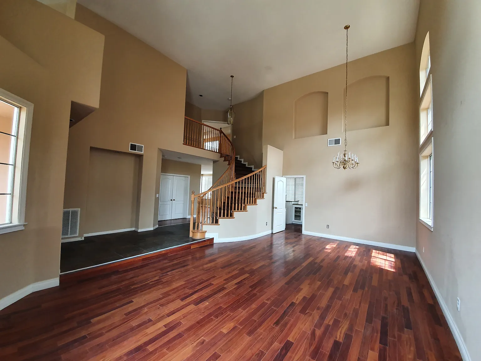 4 bed, 3227 sqft, $4,790 — Photo 2