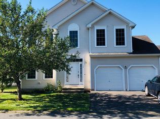 17 Schoolhouse Lndg, East Granby, CT 06026