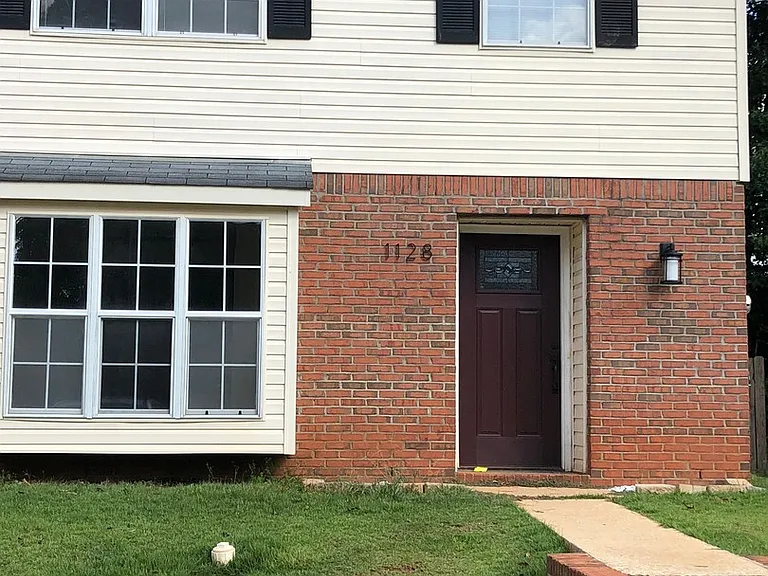1128 Chinook St — Photo 3