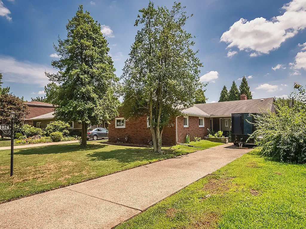 1024 Knollwood Rd photo 1