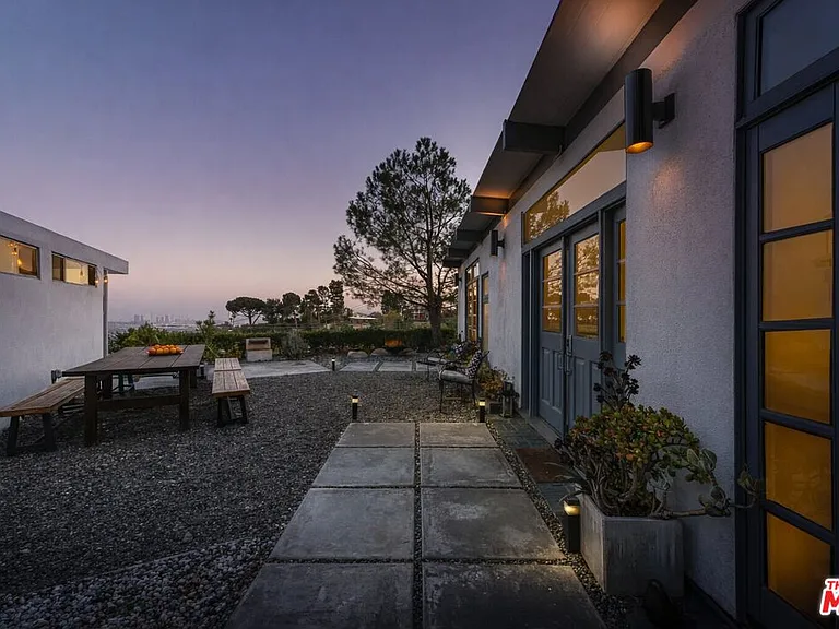 7107 Pacific View Dr — Photo 31