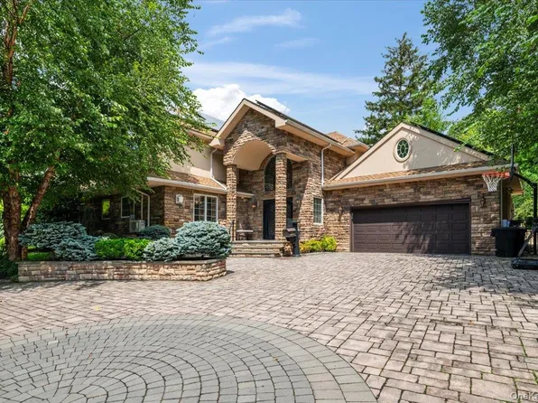 111 Barrett Rd, Lawrence, NY 11559