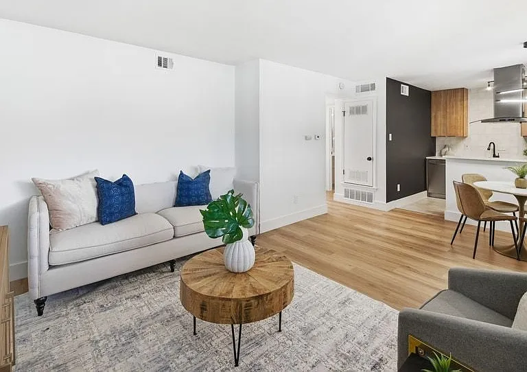CrestHaus Apartments — Photo 8