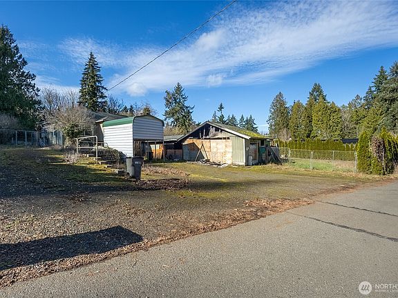 2nd image of 8161 Sandy Road NE