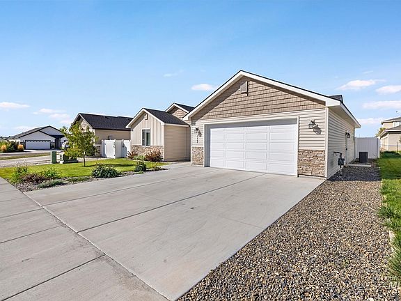 3rd image of 2448 Raven Ave