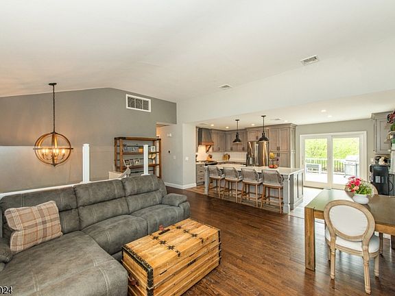 5th image of 15 Windsor Dr