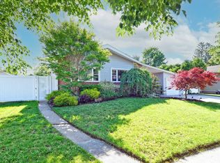 18 Shelter Hill Rd, Plainview, NY 11803