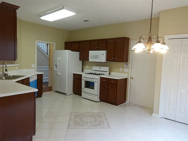 3 bed, 2.0 bath, 1588 sqft, $2,660 — Photo 2