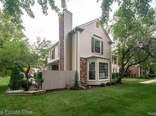 1572 Kings Cove Dr, Rochester, MI 48306