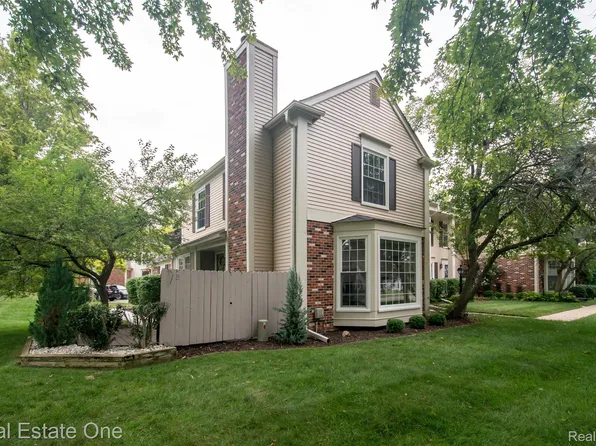 1572 Kings Cove Dr, Rochester, MI 48306