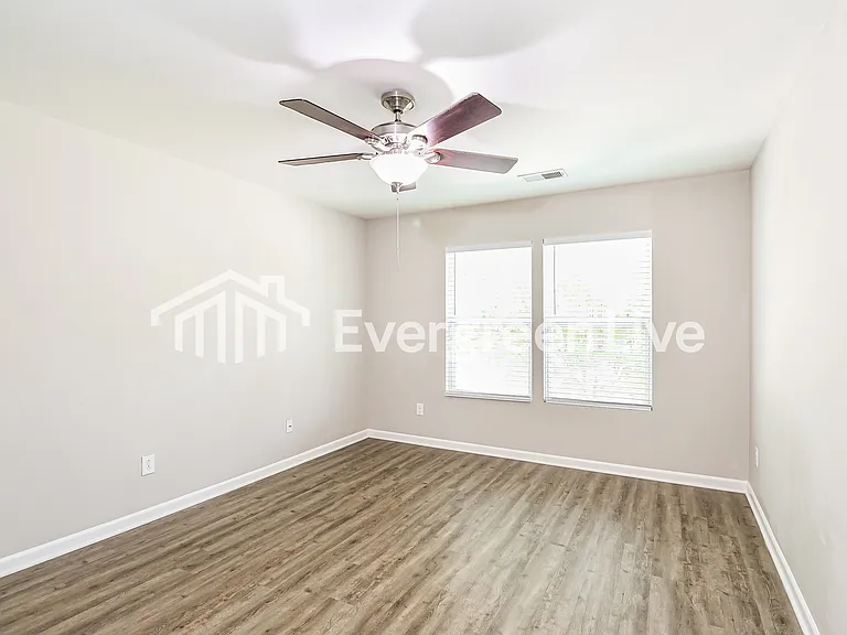 1041 Joselynn Dr — Photo 9