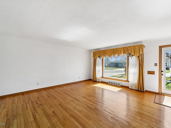 4th image of 19118 Parkmount Ave