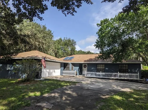 300 Lake Proctor Ct, Geneva, FL 32732