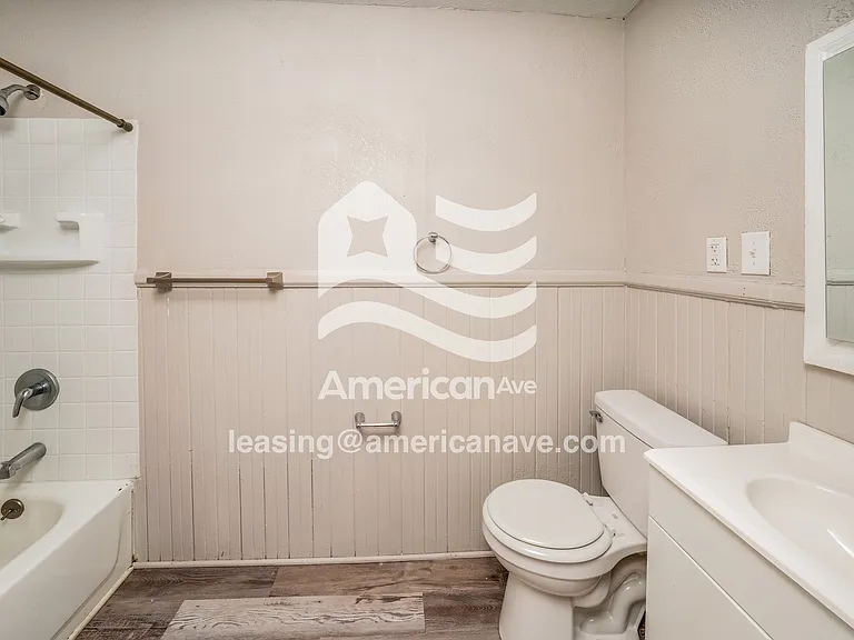 1375473_014_bathroom_13801784.jpg