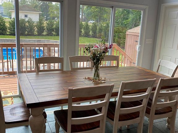 5th image of 7 Carole Dr