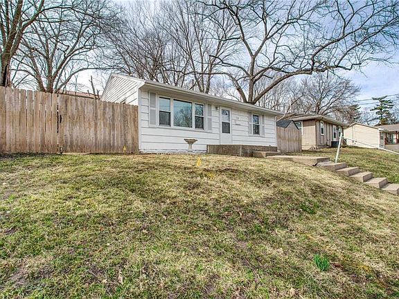 3rd image of 320 Morse Ave